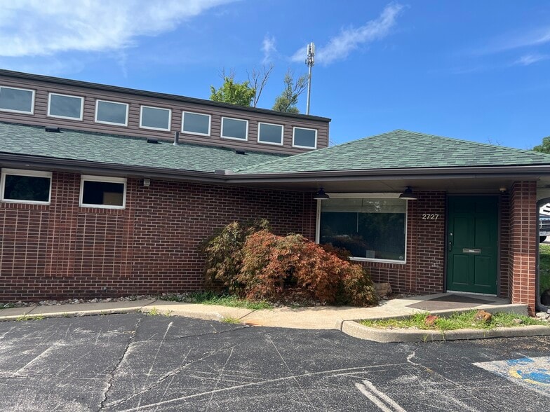 2727 NE Brooktree Ln, Gladstone, MO for sale - Building Photo - Image 2 of 10