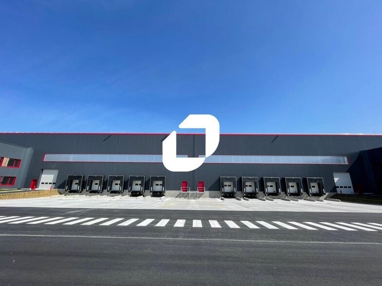 Industrial in Le Thillay for lease - Building Photo - Image 1 of 12