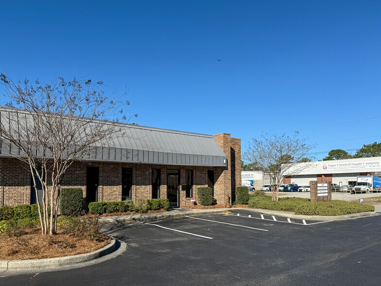 2561 Oscar Johnson Dr, North Charleston, SC à louer - Photo du bâtiment - Image 2 de 12