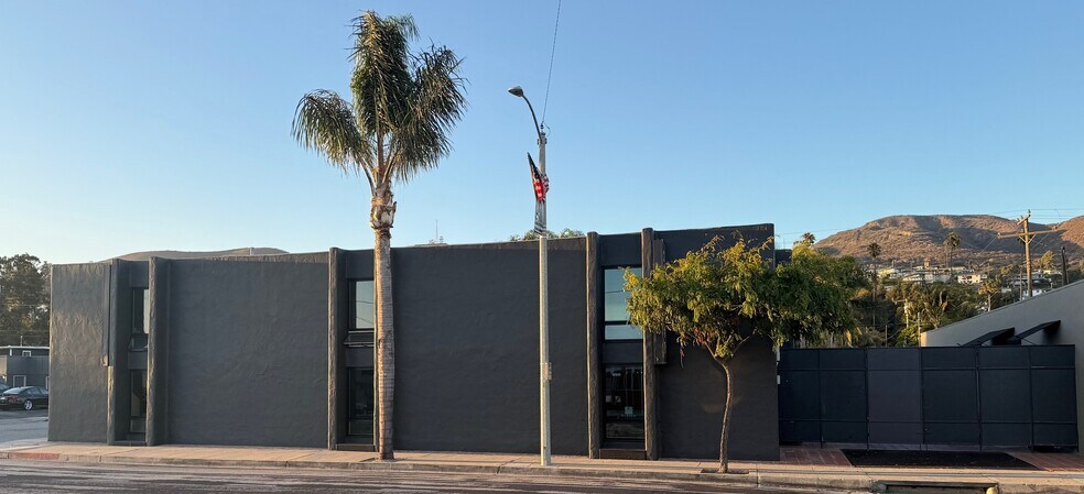 1895 E Main St, Ventura, CA à vendre - Photo du bâtiment - Image 3 de 20
