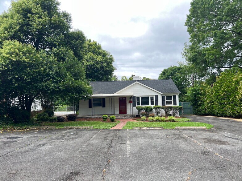 3900 Miriam Dr, Charlotte, NC à louer - Photo du bâtiment - Image 2 de 17