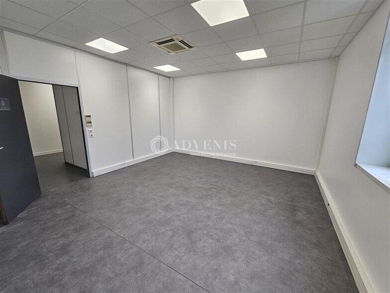 Office in Pantin for lease - Building Photo - Image 3 of 11