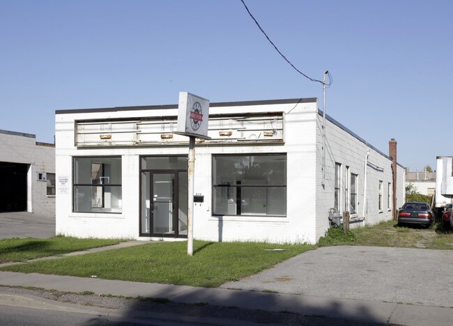 Plus de détails pour 817 Kipling Ave, Toronto, ON - Industriel à louer