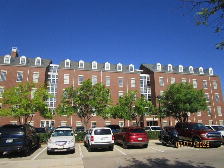 6255 N Classen Blvd, Oklahoma City, OK à louer - Photo du bâtiment - Image 2 de 2