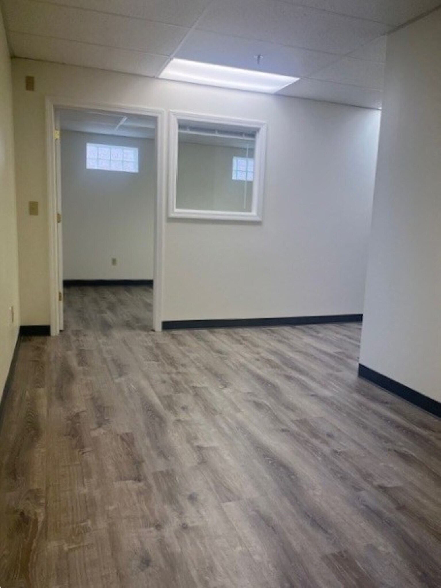 38 R Merrimac St, Newburyport, MA for lease Interior Photo- Image 1 of 7