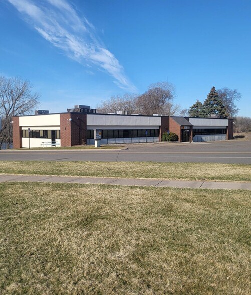 1650 Beam Ave, Maplewood, MN à louer - Photo du bâtiment - Image 1 de 3