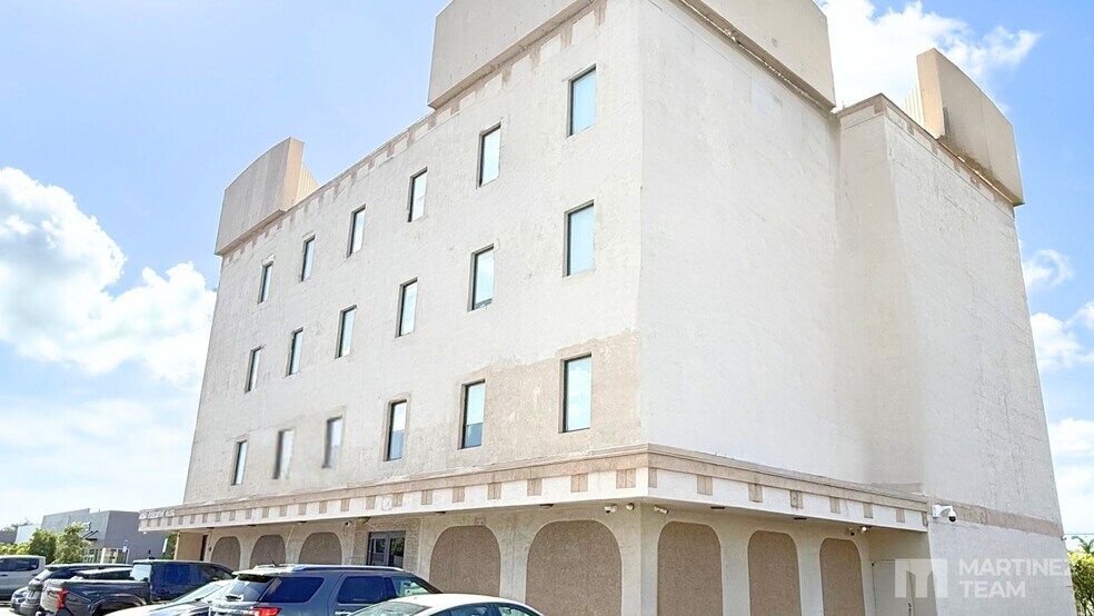 4350 W Hallandale Beach Blvd, Pembroke Park, FL à louer - Photo du bâtiment - Image 2 de 10