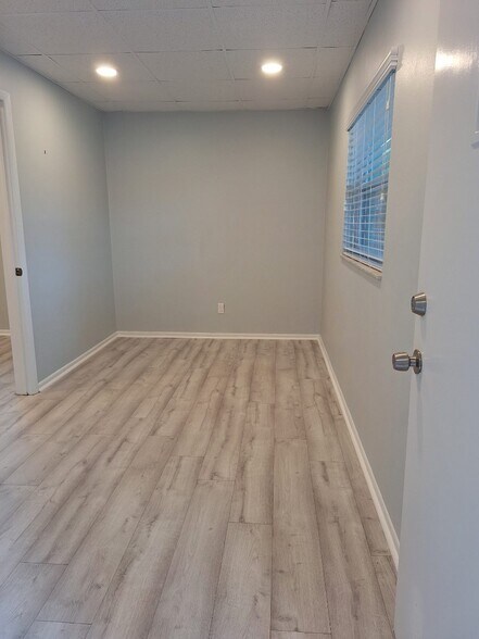 100 Larchwood Dr, Largo, FL à louer - Photo intérieure - Image 2 de 8
