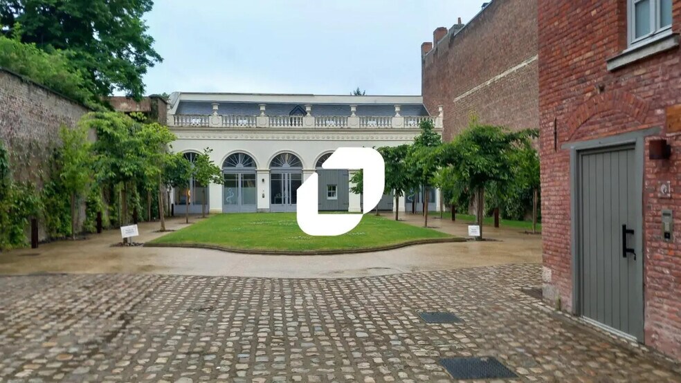 Office in Lille for lease - Building Photo - Image 1 of 9