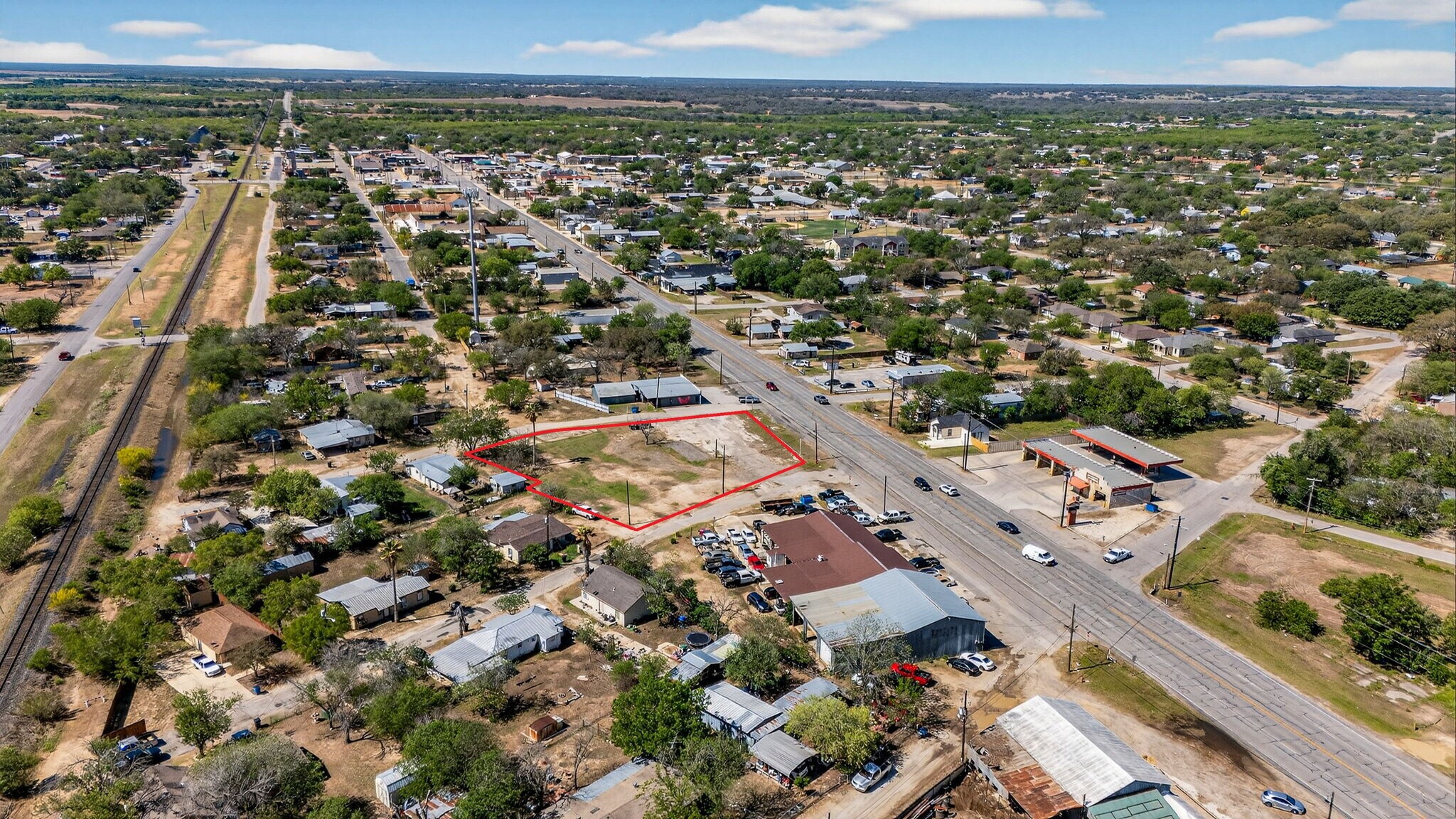 518 N Teel Dr, Devine, TX for sale Primary Photo- Image 1 of 22