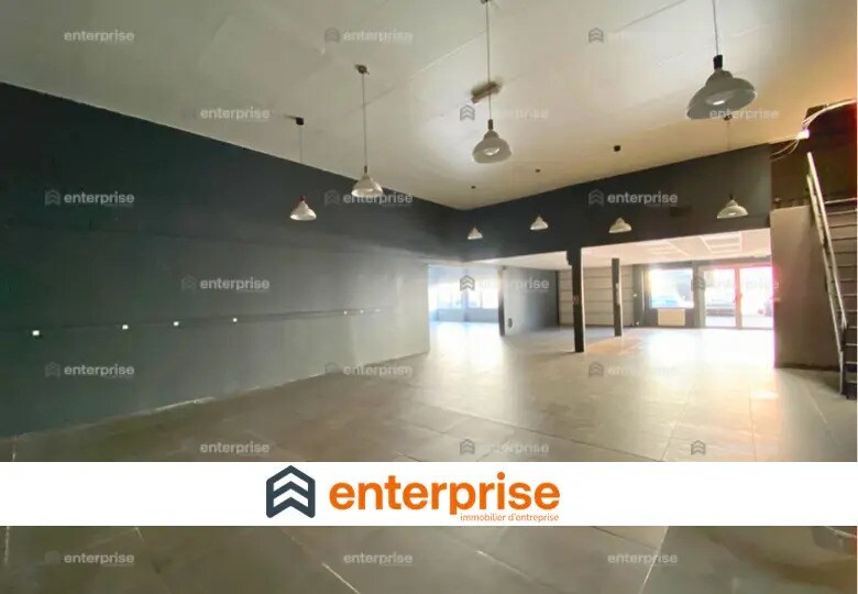 Retail in SAINT-MAXIMIN for lease Interior Photo- Image 1 of 8