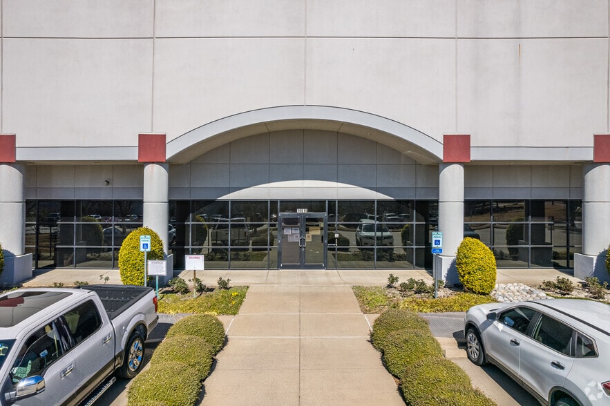 10615 Sanden Dr, Dallas, TX for lease - Building Photo - Image 3 of 4