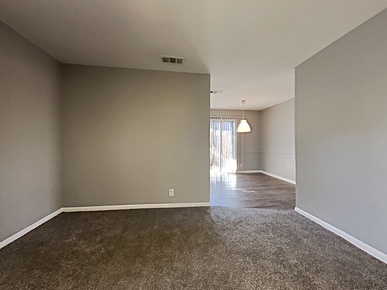 1010 N Meadows Dr, Austin, TX à vendre - Photo du bâtiment - Image 3 de 10