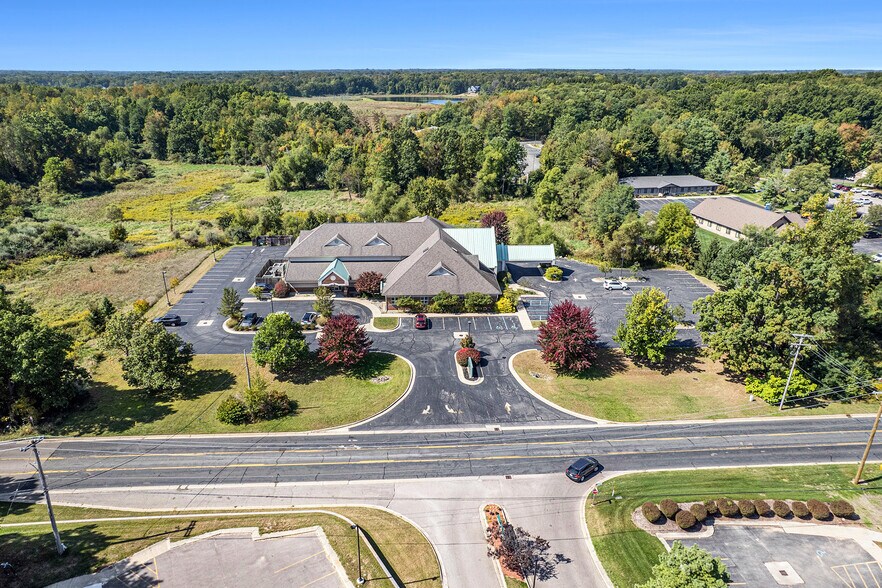 3770 Capital Ave SW, Battle Creek, MI à vendre - Photo du bâtiment - Image 3 de 73