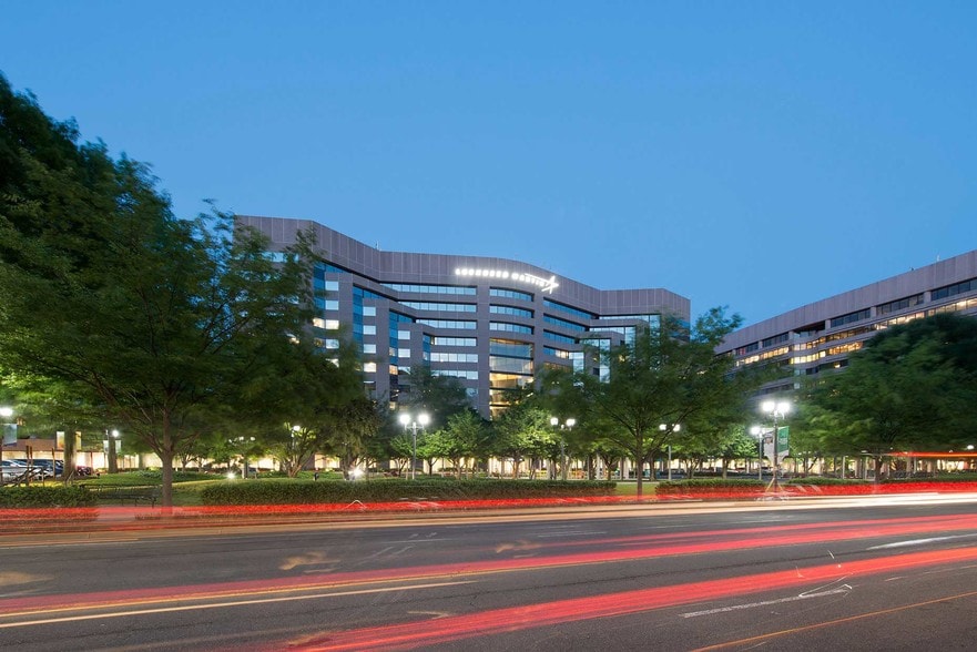 2121 Crystal Dr, Arlington, VA for lease - Building Photo - Image 2 of 8