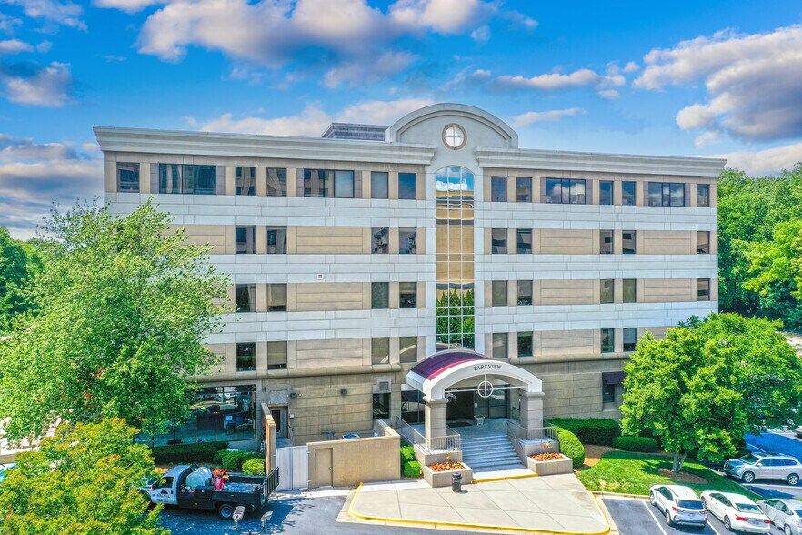 5821 Fairview Rd, Charlotte, NC à louer - Photo du bâtiment - Image 2 de 7
