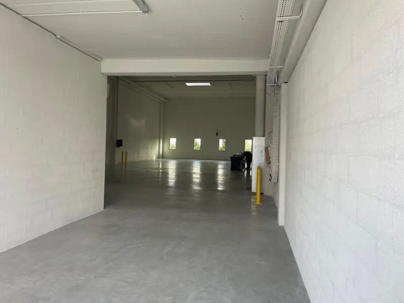 Industrial in Bondy for lease Interior Photo- Image 1 of 11