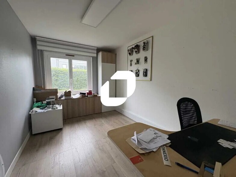 Office in Trappes for lease - Building Photo - Image 3 of 11