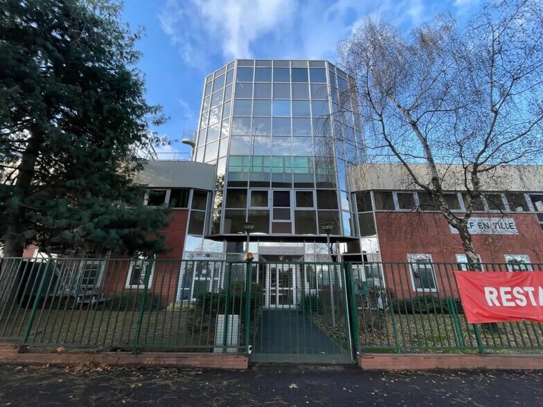 Flex in Saint-Cloud for lease - Building Photo - Image 1 of 4