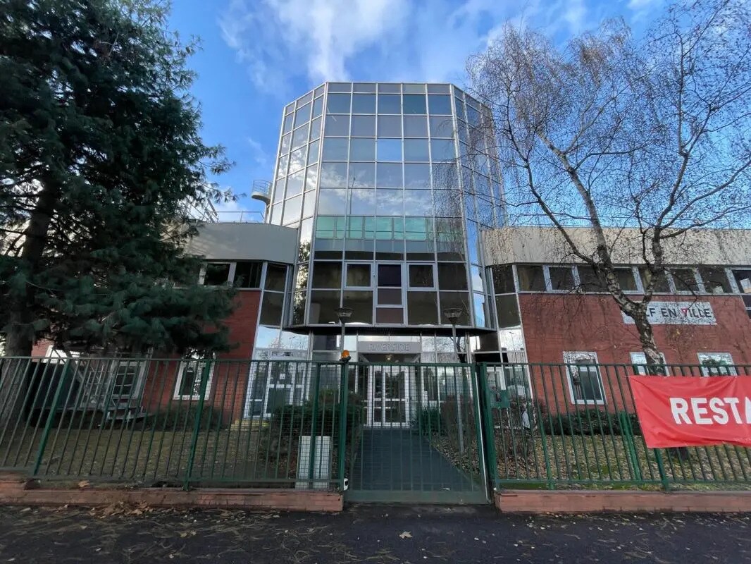 Flex in Saint-Cloud for lease Building Photo- Image 1 of 5