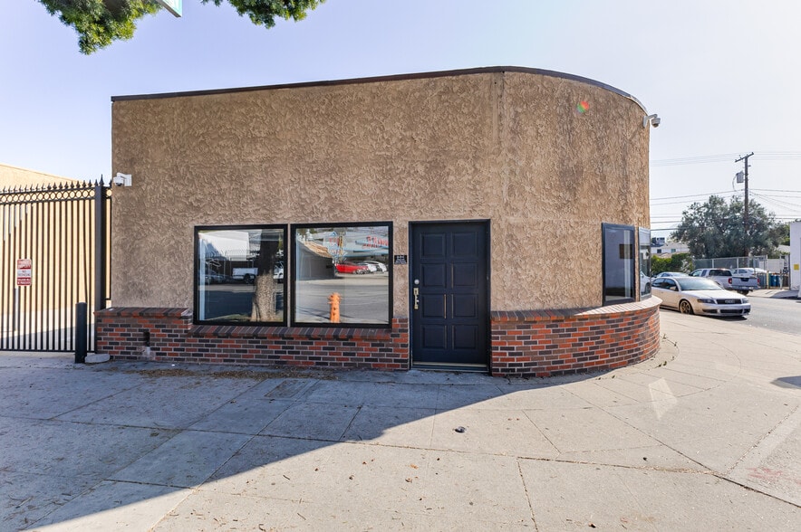 1020 W Magnolia Blvd, Burbank, CA for lease - Building Photo - Image 1 of 18