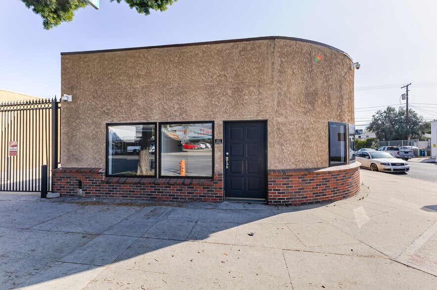 1020 W Magnolia Blvd, Burbank, CA à louer - Photo du bâtiment - Image 1 de 18