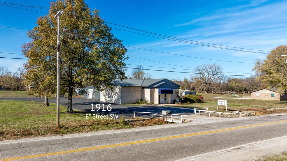 1916 E St NW, Miami, OK à vendre - Photo du bâtiment - Image 3 de 48
