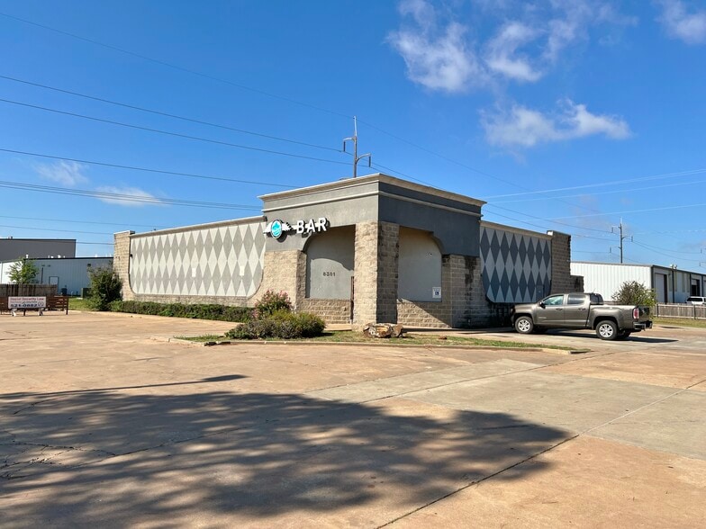 8301 Glade Ave, Oklahoma City, OK for sale - Building Photo - Image 2 of 3