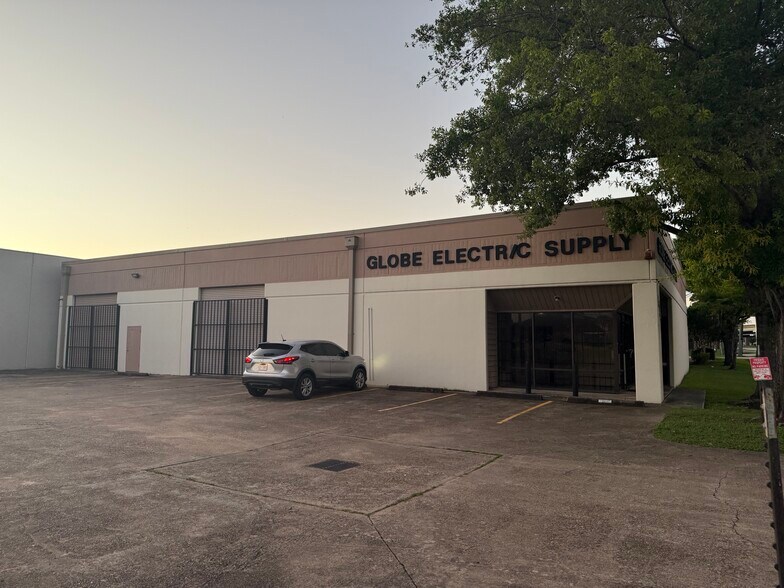 10902 Roark Rd, Houston, TX à louer - Photo du bâtiment - Image 1 de 12
