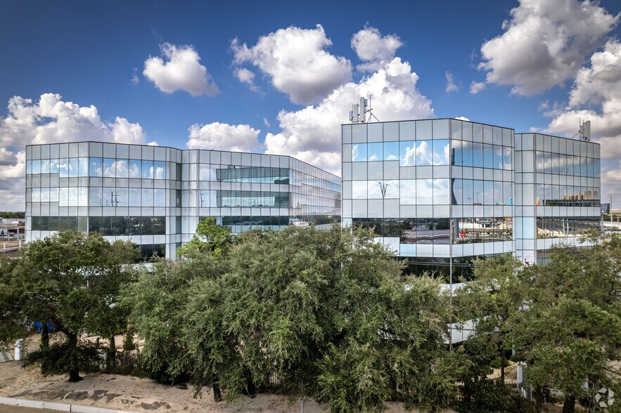 5821 Southwest Fwy, Houston, TX à louer - Photo du bâtiment - Image 1 de 10