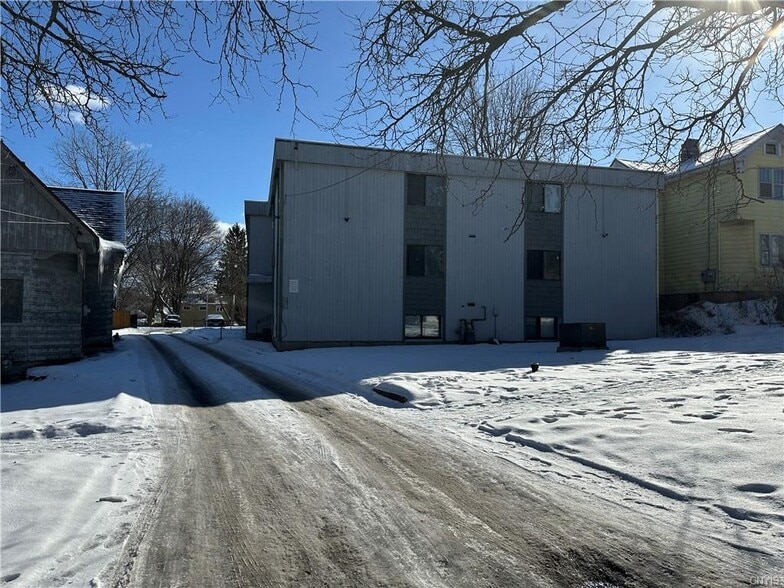 1030 Danforth St, Syracuse, NY for sale - Building Photo - Image 2 of 6