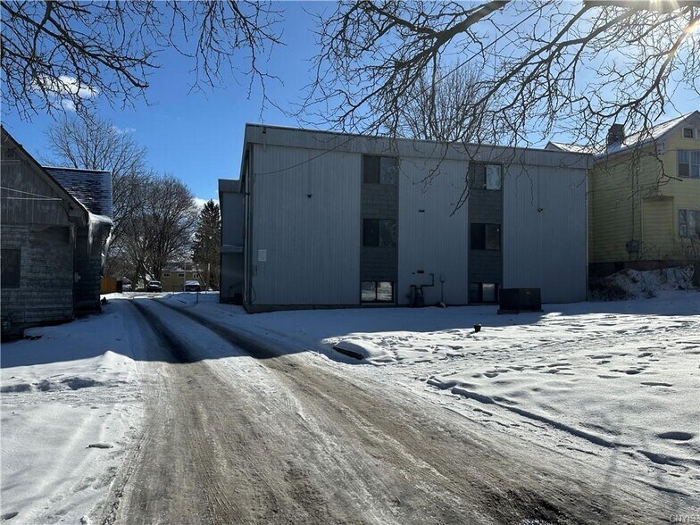 1030 Danforth St, Syracuse, NY à vendre - Photo du bâtiment - Image 2 de 6