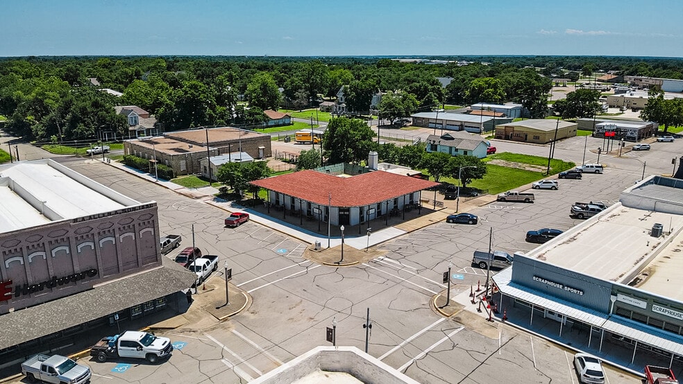 302 S Magnolia St, Hearne, TX for sale - Building Photo - Image 2 of 36
