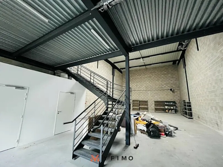 Industrial in Poissy for lease - Interior Photo - Image 3 of 5