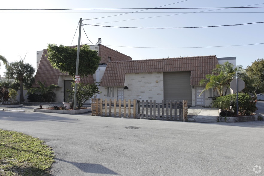984 SW 13th Ct, Pompano Beach, FL for lease - Primary Photo - Image 1 of 2