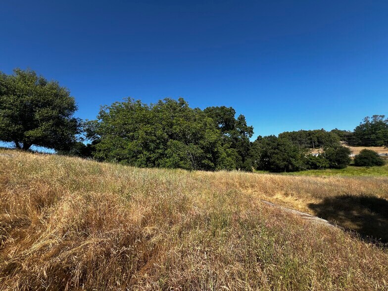 7060 La Mesa Ln, Somerset, CA for sale - Primary Photo - Image 1 of 31