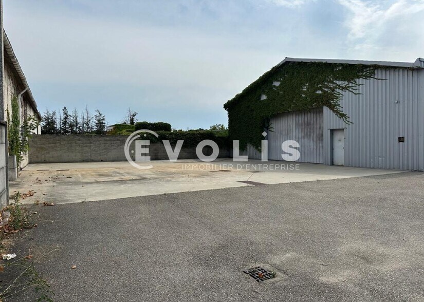 Local d'activités dans Saint-Laurent-de-Mure à vendre - Photo du bâtiment - Image 3 de 10