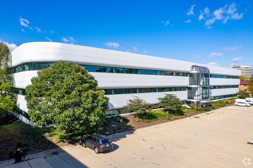 5440 N Cumberland Ave, Chicago, IL à louer - Photo du bâtiment - Image 2 de 27