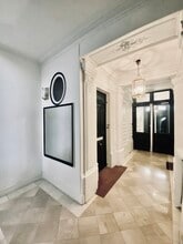 3 Rue De Téhéran, Paris for lease Interior Photo- Image 2 of 10