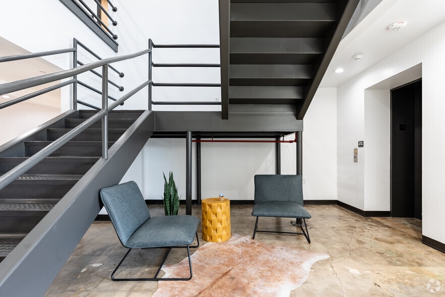 2910 S Beckley Ave, Dallas, TX for lease - Interior Photo - Image 2 of 45