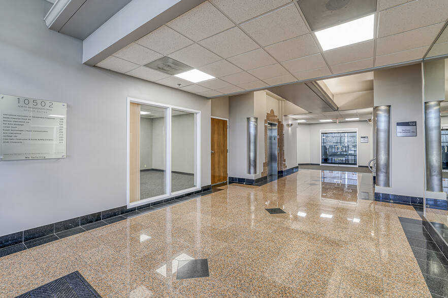 10502 NW Ambassador Dr, Kansas City, MO for lease - Interior Photo - Image 3 of 50