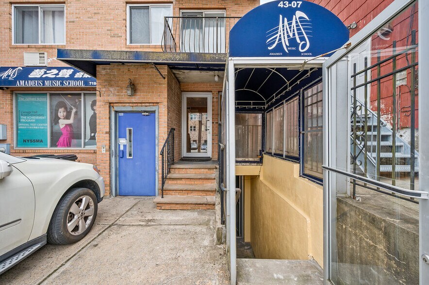 43-07 162nd St, Flushing, NY à vendre - Photo du bâtiment - Image 2 de 18