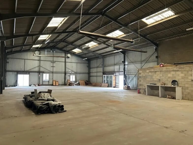 Local d'activités dans CHÂTEAU-RENARD à vendre - Photo intérieure - Image 2 de 7