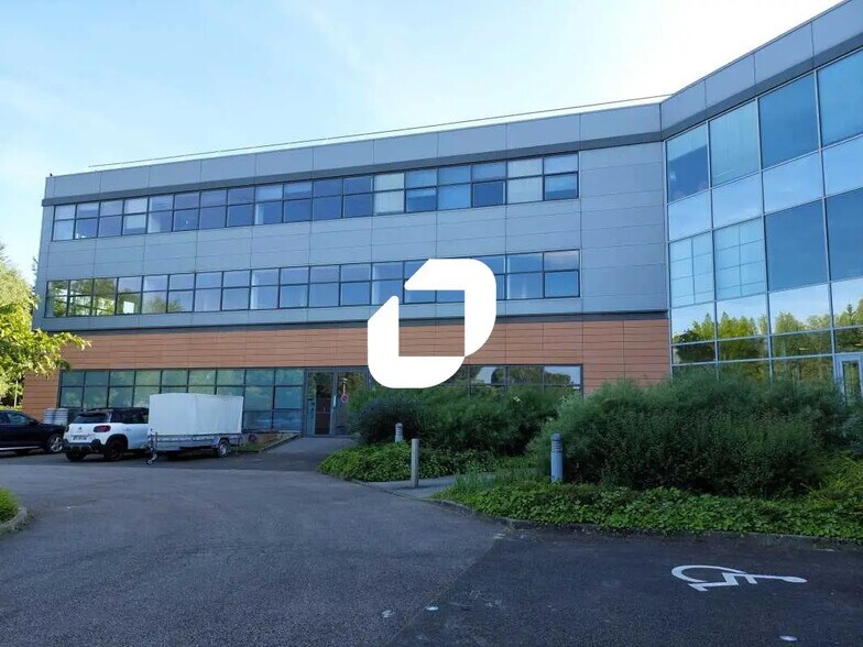 Flex in Élancourt for lease - Building Photo - Image 2 of 17