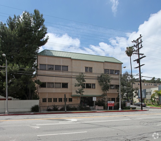 3255 Cahuenga Blvd W, Los Angeles, CA à vendre - Photo du bâtiment - Image 3 de 22