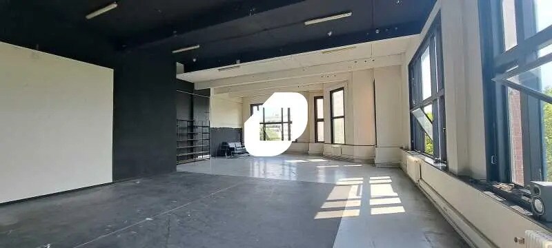 Flex in Paris for lease - Building Photo - Image 2 of 15