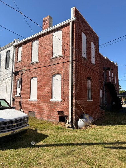 Enfield Portfolio portfolio of 10 properties for sale on LoopNet.ca - Building Photo - Image 3 of 4
