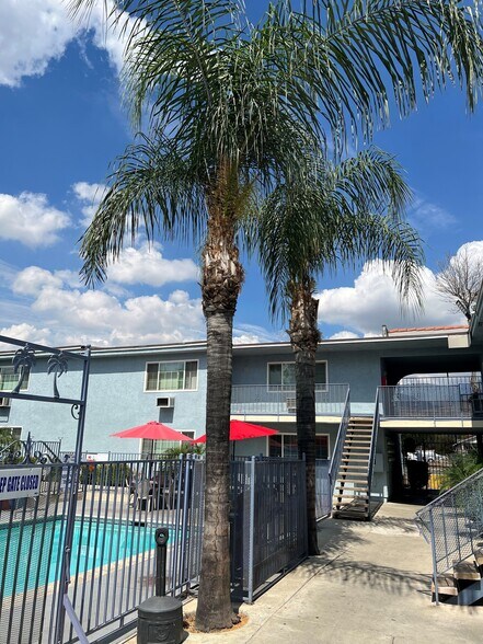 1525 E Lynwood Dr, San Bernardino, CA à vendre - Photo du bâtiment - Image 3 de 21