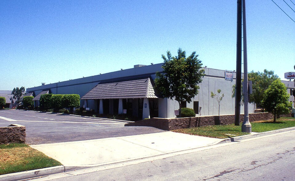 1215 W Pomona Rd, Corona, CA à louer - Photo du bâtiment - Image 2 de 6