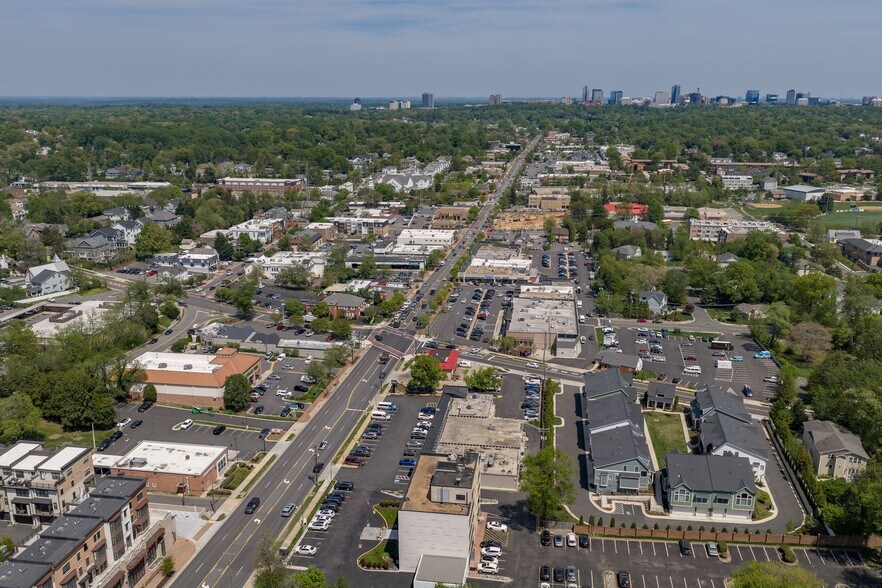 215 Maple Ave W, Vienna, VA à louer - Photo du bâtiment - Image 3 de 6